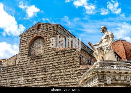 Façade de la basilique San Lorenzo, conçue par Brunelleschi au XVe siècle, et statue de Giovanni dalle Bande Nere, Florence, Toscane, Italie Banque D'Images