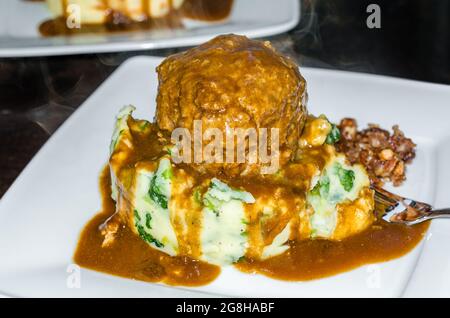 Cuisine hollandaise typique, un plat de boulettes de viande (gehaktballen) servi avec une purée de pommes de terre Banque D'Images