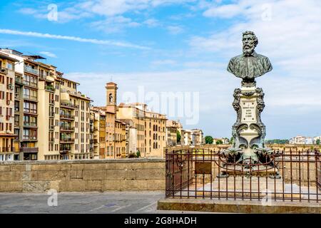 Vue depuis le Vieux Pont ('Ponte Vecchio'), sur la rivière Arno, à côté du buste de Benvenuto Cellini, du centre-ville de Florence, de la Toscane, de l'Italie Banque D'Images