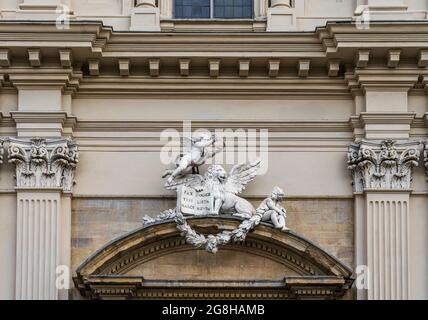 Symbole Lion de Saint-Marc sur la façade de style néoclassique de la basilique dominicaine de San Marco, centre-ville de Florence, Toscane, Italie Banque D'Images