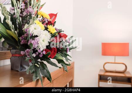 Fleurs sur la table Banque D'Images