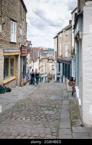 Catherine Hill, une rue piétonne sur une colline escarpée dans la petite ville anglaise de Frome, Somerset, Royaume-Uni Banque D'Images