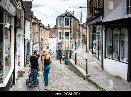 Catherine Hill, une rue piétonne sur une colline escarpée dans la petite ville anglaise de Frome, Somerset, Royaume-Uni Banque D'Images