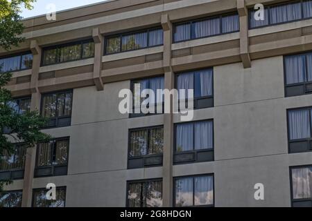 Côté d'une façade en stuc vintage fenêtres et rideaux texture d'arrière-plan Banque D'Images