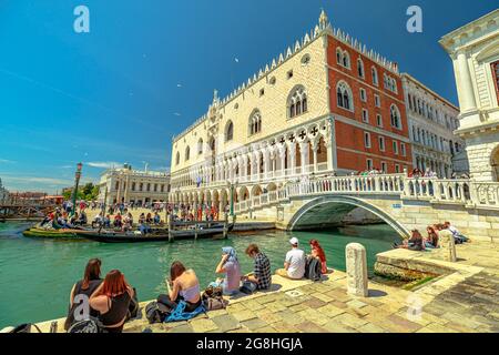 Venise, Italie - 9 mai 2021 : paysage urbain du front de mer de Venise à travers des bâtiments historiques vénitiens, près du canal Giudecca de la région de Vénétie en Italie. Personnes Banque D'Images
