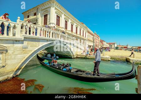 Venise, Italie - 9 mai 2021 : place Saint-Marc et télécabines traditionnelles avec touristes en tournée sur le canal de Giudecca. Personnes avec masque pour Banque D'Images