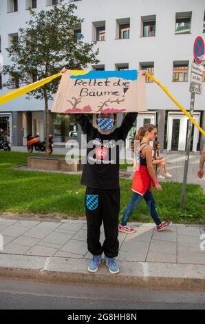 Aktivist mit T-shirt: ' Solidarität mit Hong Kong gegen Tyrannei ' und Schild: ' Rettet die Bäume! ' am 19. Juli 2020 haben sich Hunderte mit Landesbischof Heinrich Bedford-Strohm in München versammelt, UM für die Umsetzung der un Klimaziele zu demostrieren. Es wurde eine Menschenkette vom Marienplatz zum Sendlinger Tor gebildet. -- le 19 juillet 2020, plusieurs centaines de personnes ont protesté comme une chaîne humaine pour les objectifs climatiques de l'ONU à Munich, en Allemagne. (Photo par Alexander Pohl/Sipa USA) crédit: SIPA USA/Alay Live News Banque D'Images