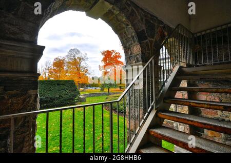 Vue sur la couleur des feuilles d'automne à travers l'arche du bâtiment Banque D'Images