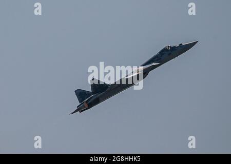 Moscou, Russie. 20 juillet 2021. Un chasseur du su-57 se produit le 20 juillet 2021 lors de l'ouverture du salon international de l'aviation et de l'espace (MAKS)-2021 dans une banlieue de Moscou, en Russie. MAKS-2021 a été lancé mardi dans une banlieue de Moscou. Credit: Evgeny Sinitsyn/Xinhua/Alay Live News Banque D'Images