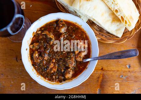 Compotée de veau à la tomate, chashushuli, cuisine géorgienne Banque D'Images