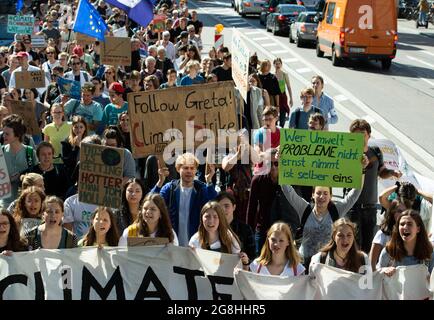 AM 13. Septembre 2019 haben einige Hundert junge Menschen für eine bessere Klimapolitik demostriert. Sie riefen auch zum globalen Klimastreik in einer Woche auf. (Photo par Alexander Pohl/Sipa USA) crédit: SIPA USA/Alay Live News Banque D'Images