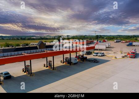 Drone voir les gros semi-camions routiers automobiles au ravitaillement Gare de l'autoroute sur USA Banque D'Images