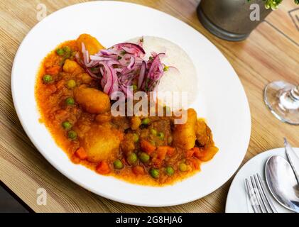 Veau épicé avec pommes de terre et sauce Banque D'Images