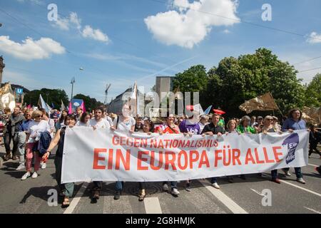 Munich, Allemagne. 19 mai 2019. Bannière avant. Le 19.05.2019, quelque 20.000 personnes se sont jointes à une manifestation pour la solidarité en Europe et contre le nationalisme à Munich. (Photo par Alexander Pohl/Sipa USA) crédit: SIPA USA/Alay Live News Banque D'Images