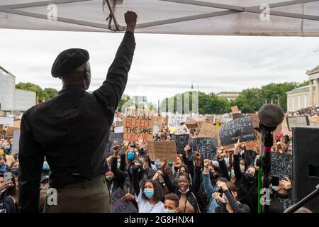 Modèle Papis Loveday (bürgerlich Pape Badji ) mit der schwarzen Faust nach oben. Zehntausende haben sich 6. Jui 2020 auf dem Königsplatz in München zur Großdemonstration versammelt, um gegen den alltäglichen Rassismus gegen POC und BPOC Menschen zu demonstrieren. Den BLM Protesten ist der rassistische Mord des Polizisten Derek Chauvin an dem Afroamerikaner George Floyd zuvor gegangen. (Photo par Alexander Pohl/Sipa USA) crédit: SIPA USA/Alay Live News Banque D'Images