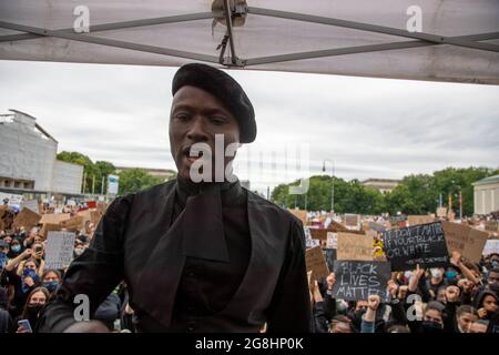 Modèle Papis Loveday (bürgerlich Pape Badji ) mit der schwarzen Faust nach oben. Zehntausende haben sich 6. Jui 2020 auf dem Königsplatz in München zur Großdemonstration versammelt, um gegen den alltäglichen Rassismus gegen POC und BPOC Menschen zu demonstrieren. Den BLM Protesten ist der rassistische Mord des Polizisten Derek Chauvin an dem Afroamerikaner George Floyd zuvor gegangen. (Photo par Alexander Pohl/Sipa USA) crédit: SIPA USA/Alay Live News Banque D'Images