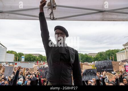 Modèle Papis Loveday (bürgerlich Pape Badji ) mit der schwarzen Faust nach oben. Zehntausende haben sich 6. Jui 2020 auf dem Königsplatz in München zur Großdemonstration versammelt, um gegen den alltäglichen Rassismus gegen POC und BPOC Menschen zu demonstrieren. Den BLM Protesten ist der rassistische Mord des Polizisten Derek Chauvin an dem Afroamerikaner George Floyd zuvor gegangen. (Photo par Alexander Pohl/Sipa USA) crédit: SIPA USA/Alay Live News Banque D'Images