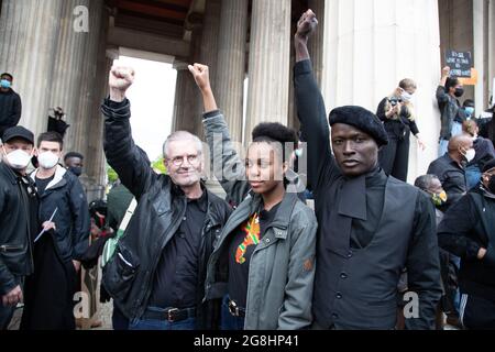 Jürgen Todenhöfer und Papis Loveday mit schwarzer Faust. Zehntausende haben sich 6. Jui 2020 auf dem Königsplatz in München zur Großdemonstration versammelt, um gegen den alltäglichen Rassismus gegen POC und BPOC Menschen zu demonstrieren. Den BLM Protesten ist der rassistische Mord des Polizisten Derek Chauvin an dem Afroamerikaner George Floyd zuvor gegangen. (Photo par Alexander Pohl/Sipa USA) crédit: SIPA USA/Alay Live News Banque D'Images