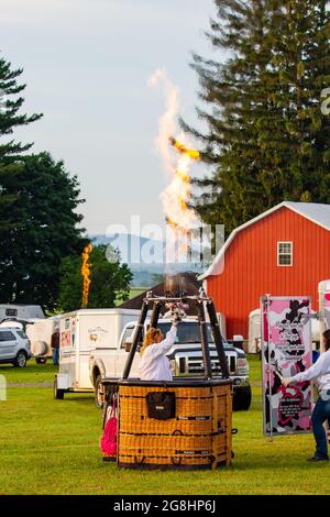 Marathon City, Wisconsin, États-Unis, 10 juillet 2021, Goûter N Glow Balloon Fest. Les personnes testant les brûleurs de leurs ballons à air chaud avant de fixer le bal Banque D'Images