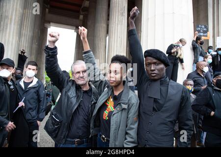 Jürgen Todenhöfer und Papis Loveday mit schwarzer Faust. Zehntausende haben sich 6. Jui 2020 auf dem Königsplatz in München zur Großdemonstration versammelt, um gegen den alltäglichen Rassismus gegen POC und BPOC Menschen zu demonstrieren. Den BLM Protesten ist der rassistische Mord des Polizisten Derek Chauvin an dem Afroamerikaner George Floyd zuvor gegangen. (Photo par Alexander Pohl/Sipa USA) crédit: SIPA USA/Alay Live News Banque D'Images