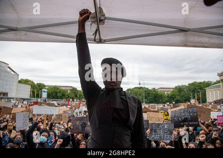 Modèle Papis Loveday (bürgerlich Pape Badji ) mit der schwarzen Faust nach oben. Zehntausende haben sich 6. Jui 2020 auf dem Königsplatz in München zur Großdemonstration versammelt, um gegen den alltäglichen Rassismus gegen POC und BPOC Menschen zu demonstrieren. Den BLM Protesten ist der rassistische Mord des Polizisten Derek Chauvin an dem Afroamerikaner George Floyd zuvor gegangen. (Photo par Alexander Pohl/Sipa USA) crédit: SIPA USA/Alay Live News Banque D'Images