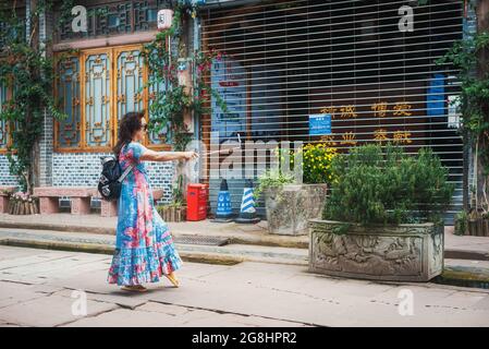 Luodai, Chengdu, province du Sichuan, Chine - 27 juin 2021 : touriste chinois prenant un selfie dans l'ancienne ville de Luodai Banque D'Images