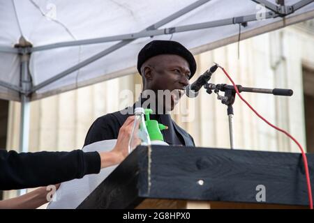 Modèle Papis Loveday (bürgerlich Pape Badji ) BEI seiner Rede. Zehntausende haben sich 6. Jui 2020 auf dem Königsplatz in München zur Großdemonstration versammelt, um gegen den alltäglichen Rassismus gegen POC und BPOC Menschen zu demonstrieren. Den BLM Protesten ist der rassistische Mord des Polizisten Derek Chauvin an dem Afroamerikaner George Floyd zuvor gegangen. (Photo par Alexander Pohl/Sipa USA) crédit: SIPA USA/Alay Live News Banque D'Images