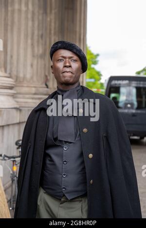 Modèle Papis Loveday ( bürgerlich Pape Badji ). Zehntausende haben sich 6. Jui 2020 auf dem Königsplatz in München zur Großdemonstration versammelt, um gegen den alltäglichen Rassismus gegen POC und BPOC Menschen zu demonstrieren. Den BLM Protesten ist der rassistische Mord des Polizisten Derek Chauvin an dem Afroamerikaner George Floyd zuvor gegangen. (Photo par Alexander Pohl/Sipa USA) crédit: SIPA USA/Alay Live News Banque D'Images