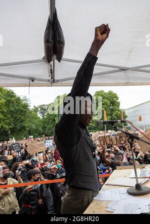 Modèle Papis Loveday (bürgerlich Pape Badji ) mit der schwarzen Faust nach oben. Zehntausende haben sich 6. Jui 2020 auf dem Königsplatz in München zur Großdemonstration versammelt, um gegen den alltäglichen Rassismus gegen POC und BPOC Menschen zu demonstrieren. Den BLM Protesten ist der rassistische Mord des Polizisten Derek Chauvin an dem Afroamerikaner George Floyd zuvor gegangen. (Photo par Alexander Pohl/Sipa USA) crédit: SIPA USA/Alay Live News Banque D'Images