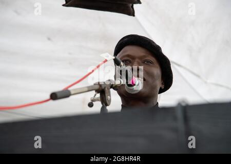 Modèle Papis Loveday (bürgerlich Pape Badji ) BEI seiner Rede. Zehntausende haben sich 6. Jui 2020 auf dem Königsplatz in München zur Großdemonstration versammelt, um gegen den alltäglichen Rassismus gegen POC und BPOC Menschen zu demonstrieren. Den BLM Protesten ist der rassistische Mord des Polizisten Derek Chauvin an dem Afroamerikaner George Floyd zuvor gegangen. (Photo par Alexander Pohl/Sipa USA) crédit: SIPA USA/Alay Live News Banque D'Images