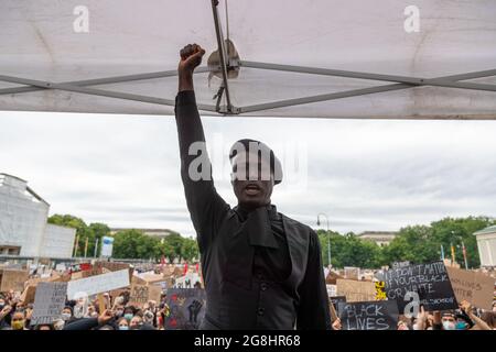 Modèle Papis Loveday (bürgerlich Pape Badji ) mit der schwarzen Faust nach oben. Zehntausende haben sich 6. Jui 2020 auf dem Königsplatz in München zur Großdemonstration versammelt, um gegen den alltäglichen Rassismus gegen POC und BPOC Menschen zu demonstrieren. Den BLM Protesten ist der rassistische Mord des Polizisten Derek Chauvin an dem Afroamerikaner George Floyd zuvor gegangen. (Photo par Alexander Pohl/Sipa USA) crédit: SIPA USA/Alay Live News Banque D'Images