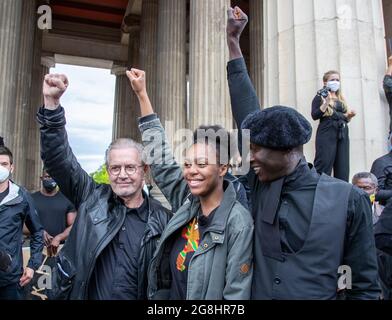 Jürgen Todenhöfer und Papis Loveday mit schwarzer Faust. Zehntausende haben sich 6. Jui 2020 auf dem Königsplatz in München zur Großdemonstration versammelt, um gegen den alltäglichen Rassismus gegen POC und BPOC Menschen zu demonstrieren. Den BLM Protesten ist der rassistische Mord des Polizisten Derek Chauvin an dem Afroamerikaner George Floyd zuvor gegangen. (Photo par Alexander Pohl/Sipa USA) crédit: SIPA USA/Alay Live News Banque D'Images