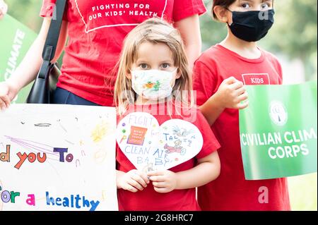 Washington, États-Unis. 20 juillet 2021. Un enfant tient un écriteau qui dit combat pour l'air pur lors d'une conférence de presse où le Sénat et les Démocrates de la Chambre ont exprimé leur soutien à la création d'un corps civil pour le climat. Crédit : SOPA Images Limited/Alamy Live News Banque D'Images