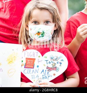 Washington, États-Unis. 20 juillet 2021. Un enfant tient un écriteau qui dit combat pour l'air pur lors d'une conférence de presse où le Sénat et les Démocrates de la Chambre ont exprimé leur soutien à la création d'un corps civil pour le climat. Crédit : SOPA Images Limited/Alamy Live News Banque D'Images