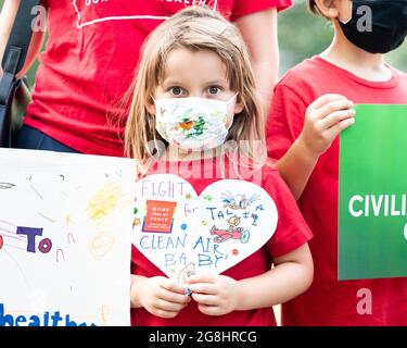 Washington, États-Unis. 20 juillet 2021. Un enfant tient un écriteau qui dit combat pour l'air pur lors d'une conférence de presse où le Sénat et les Démocrates de la Chambre ont exprimé leur soutien à la création d'un corps civil pour le climat. Crédit : SOPA Images Limited/Alamy Live News Banque D'Images