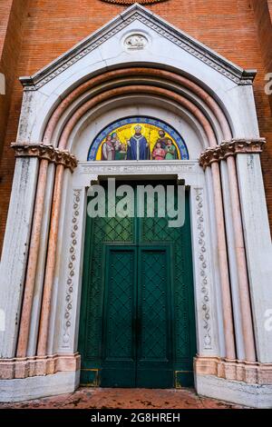 L'entrée de Chiesa di San Martino à Bologne Italie Banque D'Images