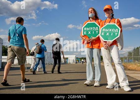 Zhukovsky, Russie. 20 juillet 2021. Volontaires montrant la voie de sortie pendant les travaux du XV salon international de l'aviation et de l'espace MAKS-2021 qui a été ouvert par le Président de la Fédération de Russie, Vladimir Poutine. MAKS (salon international de l'air et de l'espace) est un salon aérien international biennal qui se tient à l'aéroport international de Zhukovsky et est un marché traditionnel pour l'industrie russe de la défense et de l'aérospatiale commerciale. (Photo de Mihail Siergiejewicz/SOPA Imag/Sipa USA) crédit: SIPA USA/Alay Live News Banque D'Images