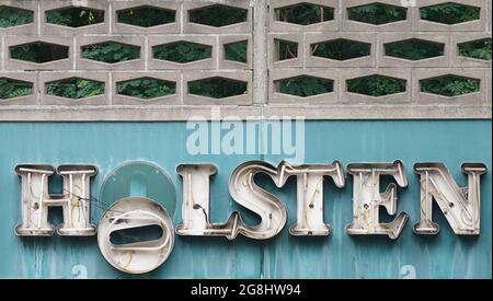 Hambourg, Allemagne. 19 juillet 2021. Vue sur le soi-disant Holsten-Areal, ancien siège de la brasserie Holsten. Le maire de Hambourg Tschentscher veut mettre un terme aux spéculateurs, comme dans le cas du site de Holsten, en rendant les contrats beaucoup plus stricts. Avec la hausse brutale des prix des terrains, comme à Hambourg, il est souvent intéressant pour les spéculateurs de laisser des zones non développées et de parier sur les bénéfices lors de leur revente. (À dpa 'Tschentscher veut contrer les spéculateurs avec des contrats plus stricts') Credit: Marcus Brandt/dpa/Alay Live News Banque D'Images