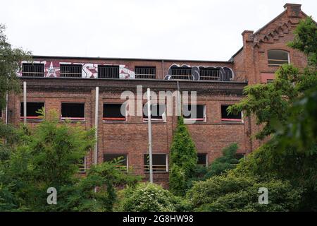 Hambourg, Allemagne. 19 juillet 2021. Vue sur le soi-disant Holsten-Areal, ancien siège de la brasserie Holsten. Le maire de Hambourg Tschentscher veut mettre un terme aux spéculateurs, comme dans le cas du site de Holsten, en rendant les contrats beaucoup plus stricts. Avec la hausse brutale des prix des terrains, comme à Hambourg, il est souvent intéressant pour les spéculateurs de laisser des zones non développées et de parier sur les bénéfices lors de leur revente. (À dpa 'Tschentscher veut contrer les spéculateurs avec des contrats plus stricts') Credit: Marcus Brandt/dpa/Alay Live News Banque D'Images