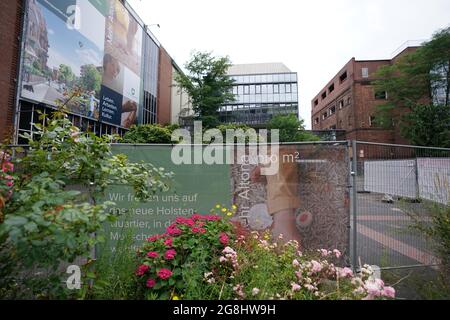 Hambourg, Allemagne. 19 juillet 2021. Vue sur le soi-disant Holsten-Areal, ancien siège de la brasserie Holsten. Le maire de Hambourg Tschentscher veut mettre un terme aux spéculateurs, comme dans le cas du site de Holsten, en rendant les contrats beaucoup plus stricts. Avec la hausse brutale des prix des terrains, comme à Hambourg, il est souvent intéressant pour les spéculateurs de laisser des zones non développées et de parier sur les bénéfices lors de leur revente. (À dpa 'Tschentscher veut contrer les spéculateurs avec des contrats plus stricts') Credit: Marcus Brandt/dpa/Alay Live News Banque D'Images