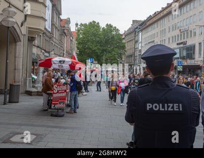 Munich, Allemagne. 25 mai 2019. La police surveille le NPD. Le parti néo-azi NPD avait un stand à Munich pour les prochaines élections européennes. (Photo par Alexander Pohl/Sipa USA) crédit: SIPA USA/Alay Live News Banque D'Images