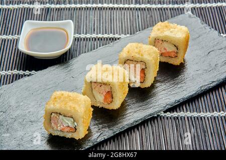 Syake hot rolls sur un stand de pierre, cuisine japonaise Banque D'Images