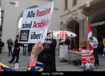 Munich, Allemagne. 25 mai 2019. Signez la lecture ' tous les racistes sont des astrous partout '. Le parti néo-azi NPD avait un stand à Munich pour les prochaines élections européennes. (Photo par Alexander Pohl/Sipa USA) crédit: SIPA USA/Alay Live News Banque D'Images