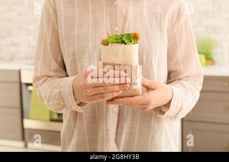 Femme avec un bon kebab de doner dans la cuisine Banque D'Images