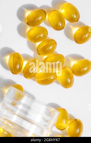 Flacon de pilules de vitamine K sur fond clair, gros plan Banque D'Images