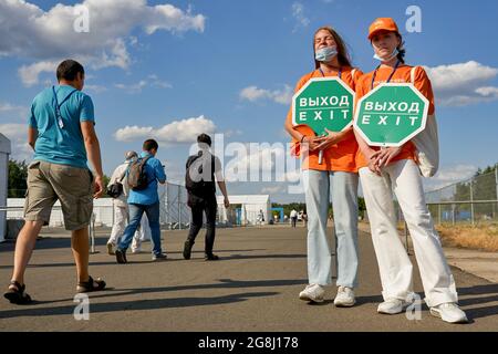 Zhukovsky, Russie. 20 juillet 2021. Volontaires montrant la voie de sortie pendant les travaux du XV salon international de l'aviation et de l'espace MAKS-2021 qui a été ouvert par le Président de la Fédération de Russie, Vladimir Poutine. MAKS (salon international de l'air et de l'espace) est un salon aérien international biennal qui se tient à l'aéroport international de Zhukovsky et est un marché traditionnel pour l'industrie russe de la défense et de l'aérospatiale commerciale. Crédit : SOPA Images Limited/Alamy Live News Banque D'Images