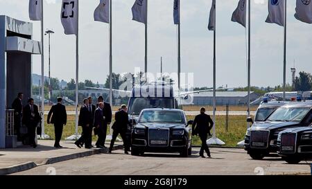 Zhukovsky, Russie. 20 juillet 2021. Le président russe Vladimir Poutine sur le point de s'asseoir dans la nouvelle Aurus, pendant les travaux du XV salon international de l'aviation et de l'espace MAKS-2021 qui a été ouvert par le Président de la Fédération de Russie, Vladimir Poutine.MAKS (salon international de l'air et de l'espace) Est un salon aérien international biennal tenu à l'aéroport international de Zhukovsky et est un marché traditionnel pour la défense russe et l'industrie aérospatiale commerciale. Crédit : SOPA Images Limited/Alamy Live News Banque D'Images