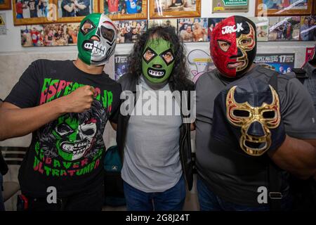 MEXICO, MEXIQUE - JUILLET 14 : lutteurs (G-D) Espectro Jr, Hijo del Espectro Jr. Et M. Jack lors d'une conférence de presse pour promouvoir un événement de lutte à la Lopez Mateos Arena pour célébrer le 37e anniversaire de la carrière sportive de la légende de lutte 'Blue Daemon Jr' à Taqueria Chabelo le 14 juillet 2021 à Mexico, Mexique. Crédit : Ricardo Flores/Groupe Eyepix/accès photo Banque D'Images