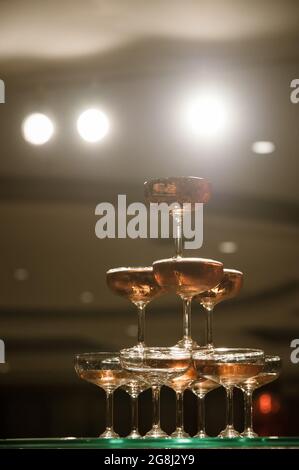 petite tour de coupe de champagne lors de la réception de mariage Banque D'Images