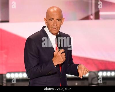 Photo du dossier en date du 21 juillet 2016 de Tom Barrack, PDG de Colony Capital, fait des remarques lors de la convention nationale républicaine de 2016 qui s'est tenue à la Quicken Loans Arena à Cleveland, OH, États-Unis. Thomas J. Barrack, Jr., président de la commission inaugurale de l'ancien président Trump et homme d'affaires éminent de Californie du Sud, a été arrêté mardi pour des accusations fédérales selon lesquelles lui et deux associés faisaient partie d'un effort secret, de longue date, pour façonner la politique étrangère de Trump en tant que candidat et plus tard, président, Au bénéfice des Émirats arabes Unis. Photo de Ron Sachs/CNP/ABACAPRESS.COM Banque D'Images